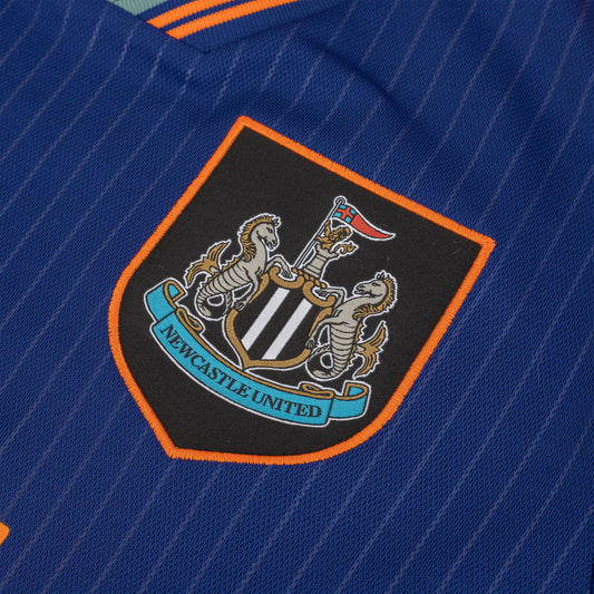 Camisa Newcastle 2025/26 Away – A elegância azul dos Magpies